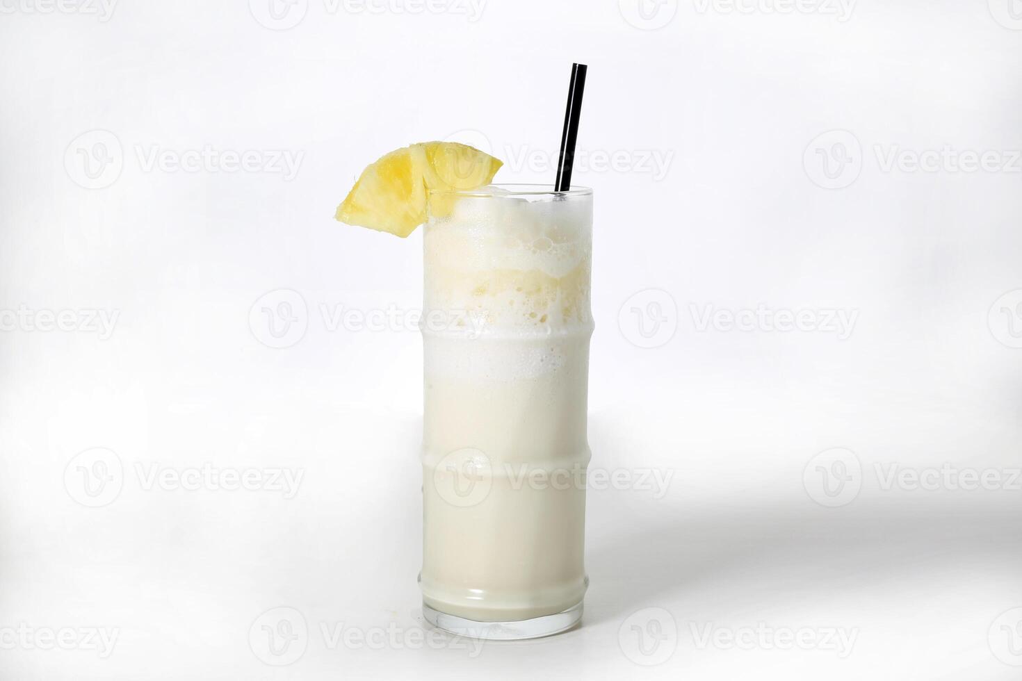 pina colada met plak en rietje geserveerd in glas geïsoleerd Aan grijs achtergrond kant visie van gezond ochtend- Arabisch drinken foto