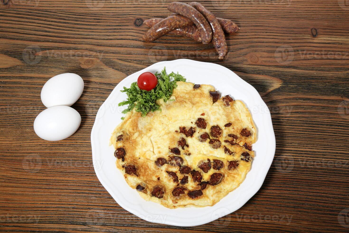 worst omelet met kers tomaat geserveerd in schotel geïsoleerd Aan houten tafel top visie van Arabisch voedsel foto