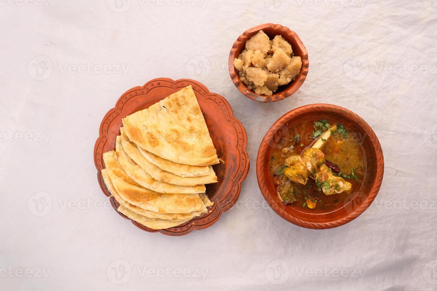 desi ontbijt schapenvlees nalli Nihari, halwa en paratha geserveerd in schotel geïsoleerd Aan achtergrond top visie van banglades ontbijt foto