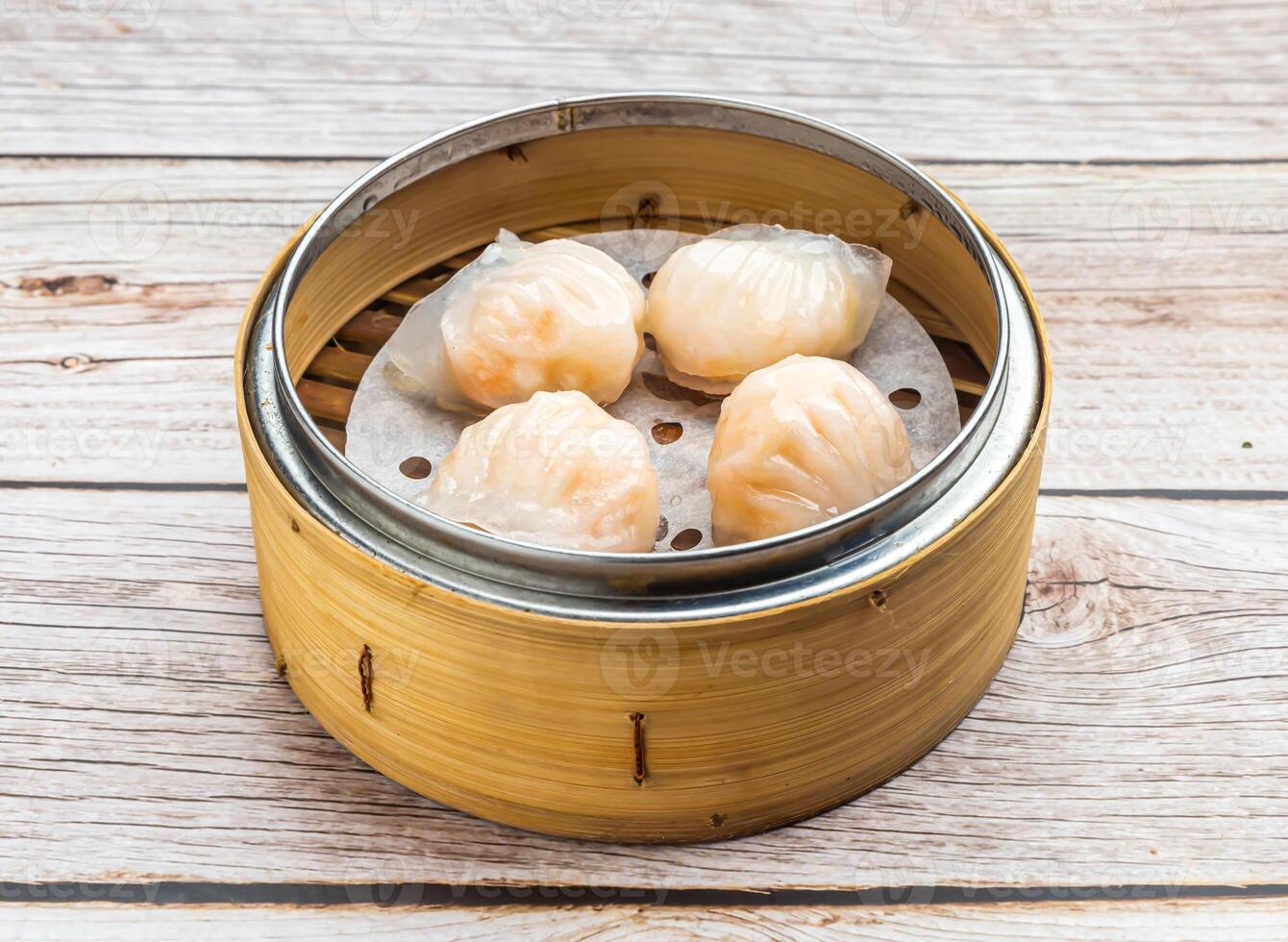 stoom- garnaal knoedels geserveerd in schotel geïsoleerd Aan houten tafel top visie hong Kong voedsel foto