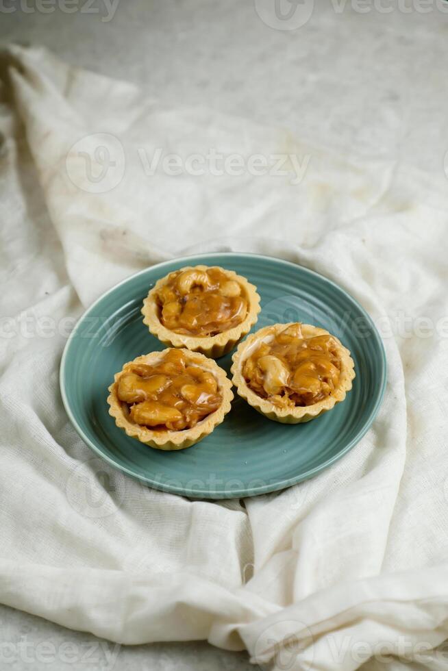 honing noot scherp geserveerd in bord geïsoleerd Aan servet kant visie van cafe gebakken voedsel Aan achtergrond foto