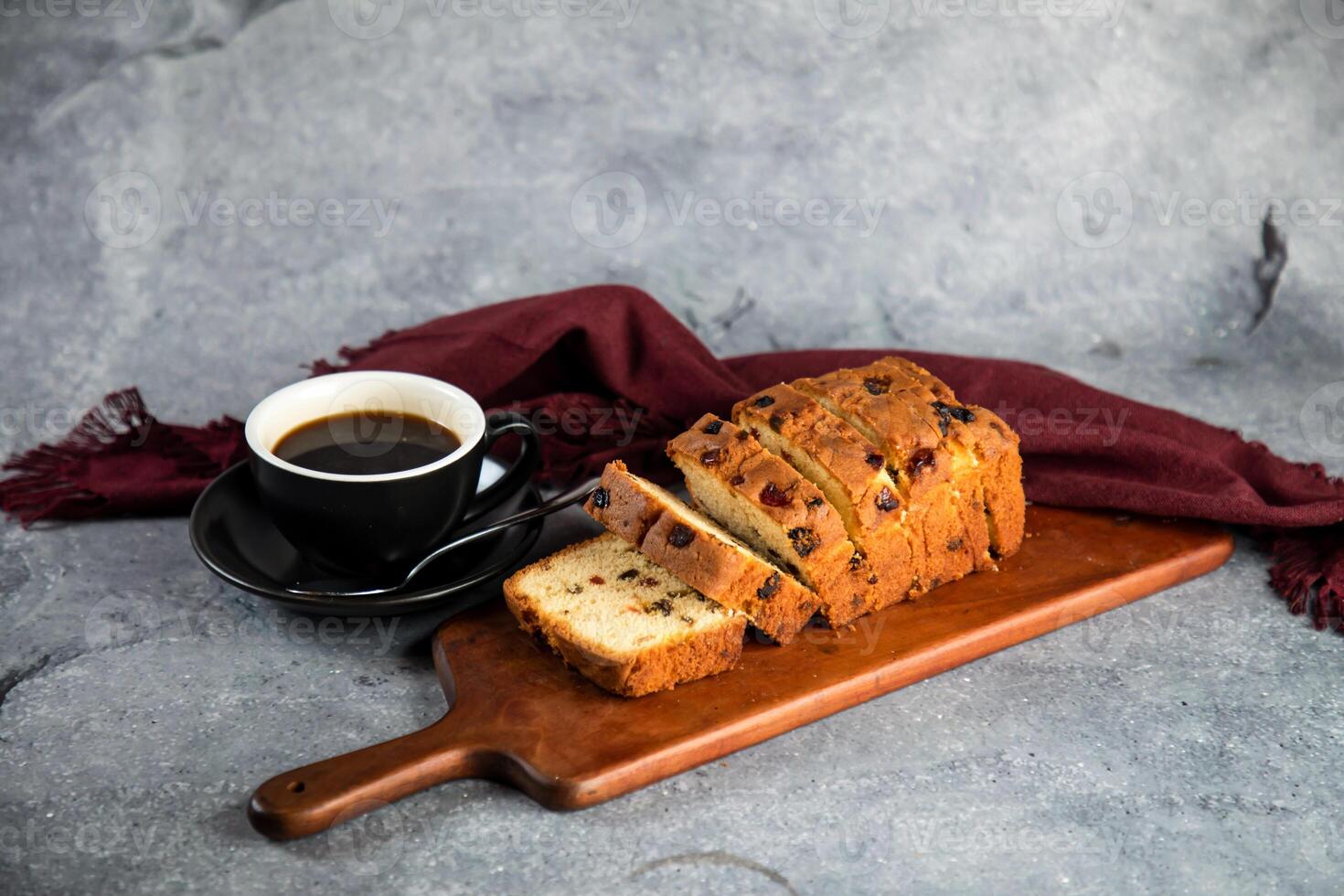 mengen fruit taart plak geserveerd Aan houten bord met kop van zwart koffie geïsoleerd Aan servet kant visie van Frans ontbijt gebakken voedsel item foto