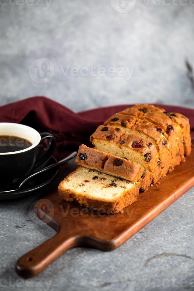 mengen fruit taart plak geserveerd Aan houten bord met kop van zwart koffie geïsoleerd Aan servet kant visie van Frans ontbijt gebakken voedsel item foto