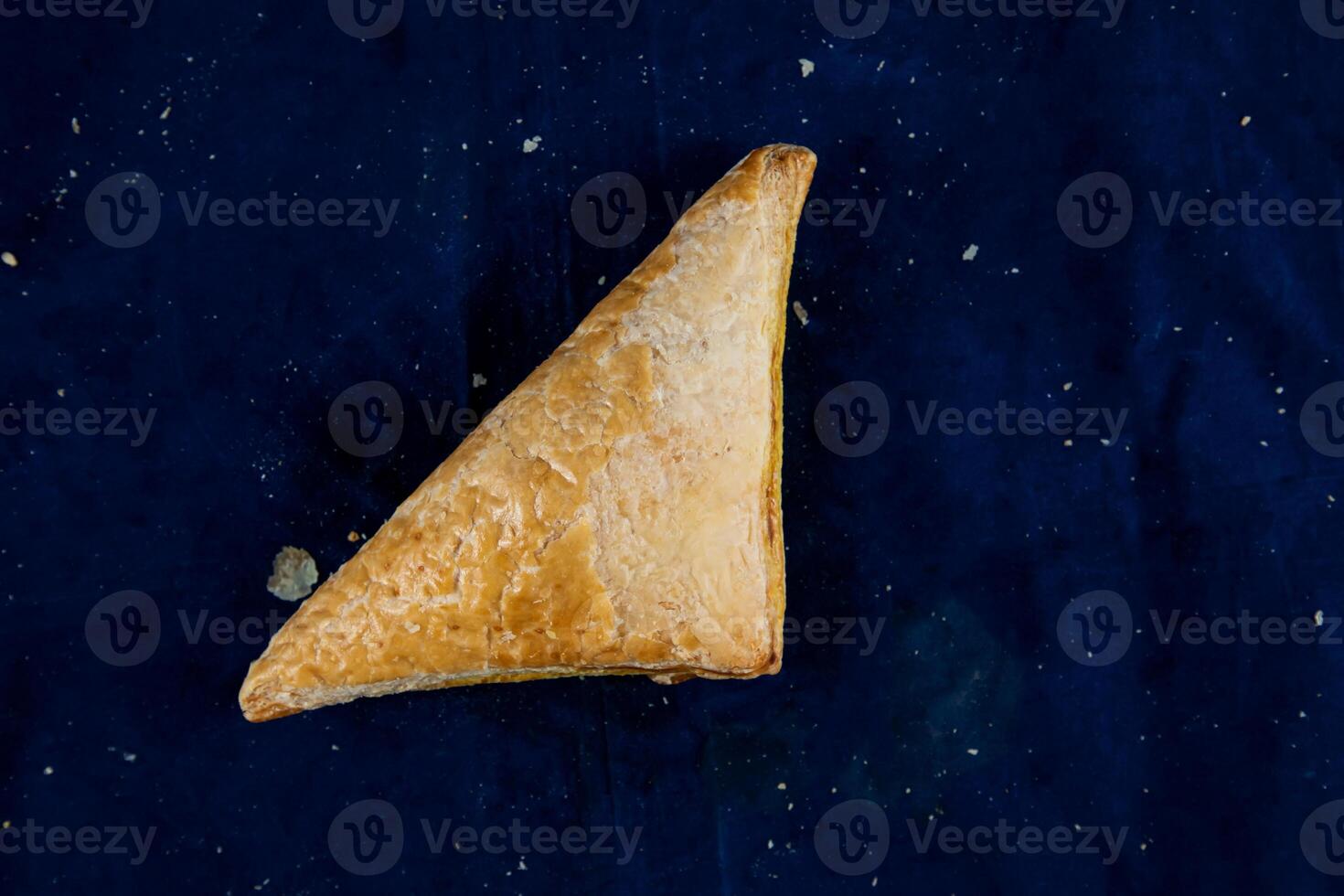 groente pasteitjes of samosa geïsoleerd Aan blauw achtergrond top visie van hartig tussendoortje voedsel foto