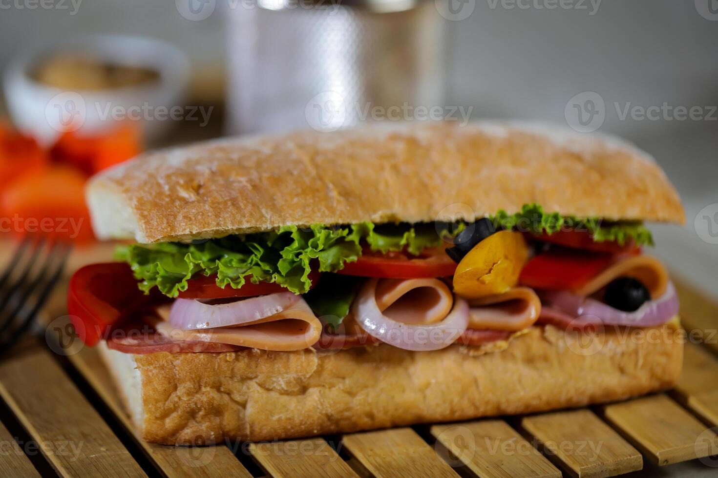 ciabatta gerookt ham belegd broodje geïsoleerd Aan houten met mayonaise dip en Frans Patat emmer bord kant visie van Italiaans snel voedsel Aan grijs achtergrond foto