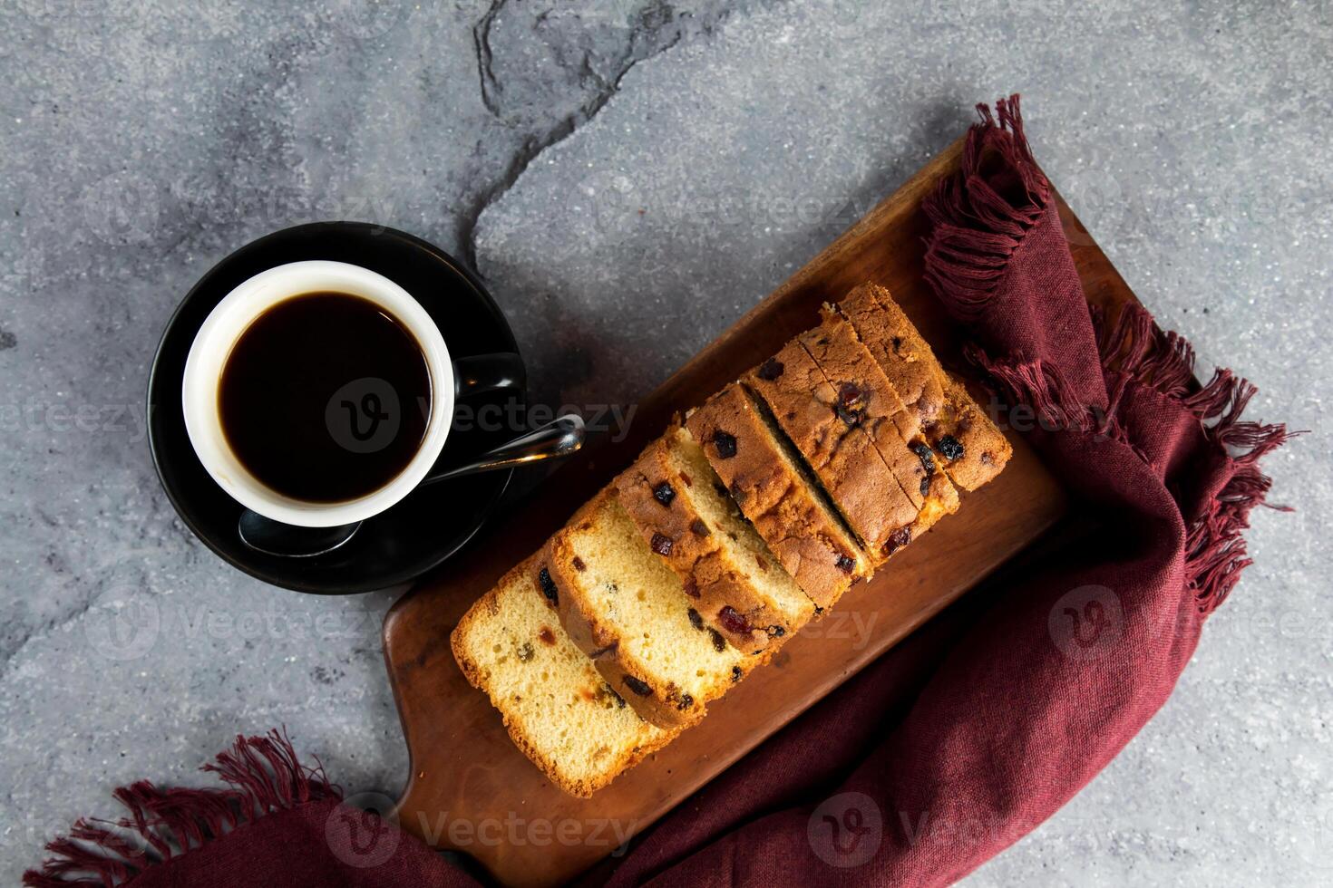 mengen fruit taart plak geserveerd Aan houten bord met kop van zwart koffie geïsoleerd Aan servet top visie van Frans ontbijt gebakken voedsel item foto