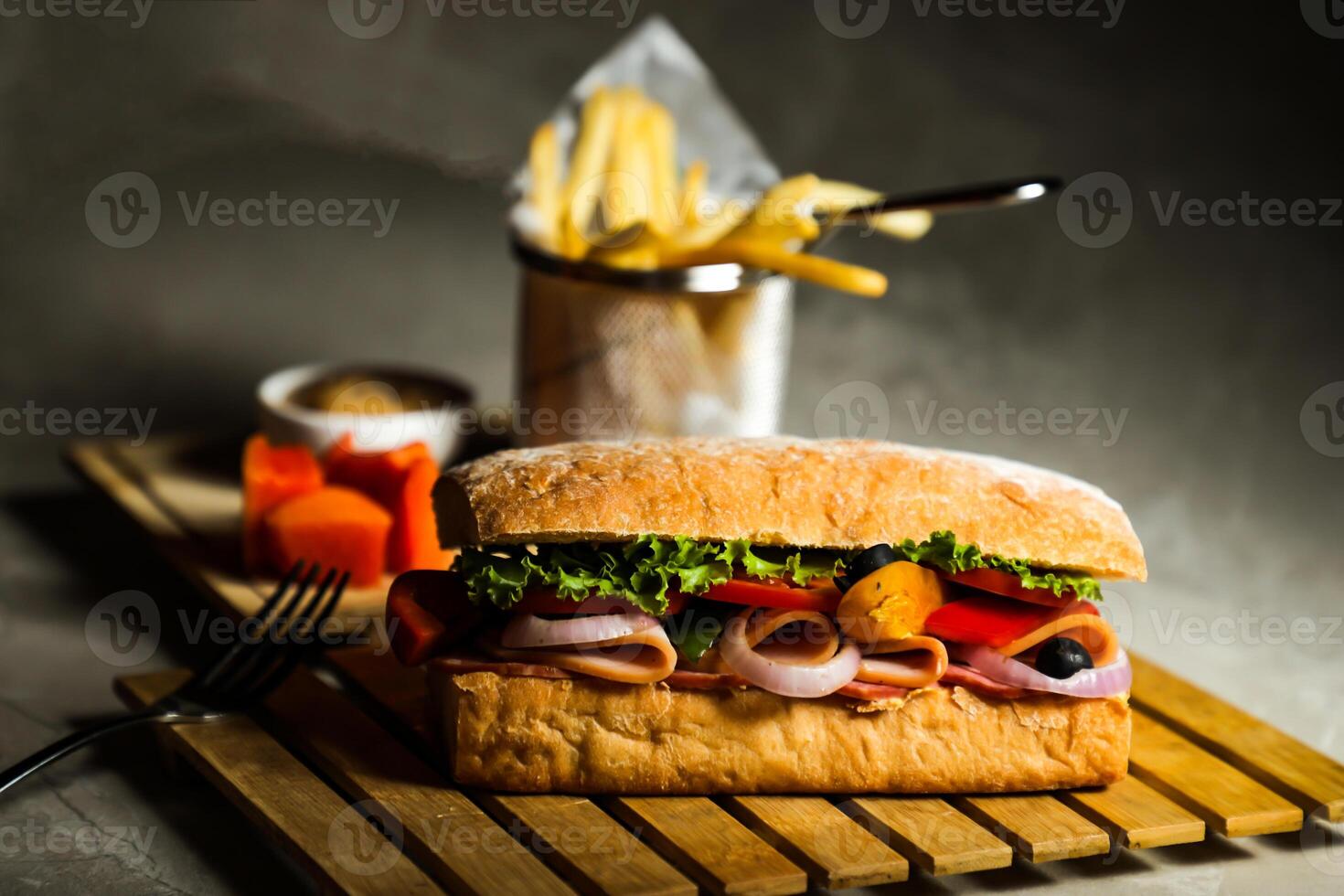 ciabatta gerookt ham belegd broodje geïsoleerd Aan houten met mayonaise dip en Frans Patat emmer bord kant visie van Italiaans snel voedsel Aan grijs achtergrond foto