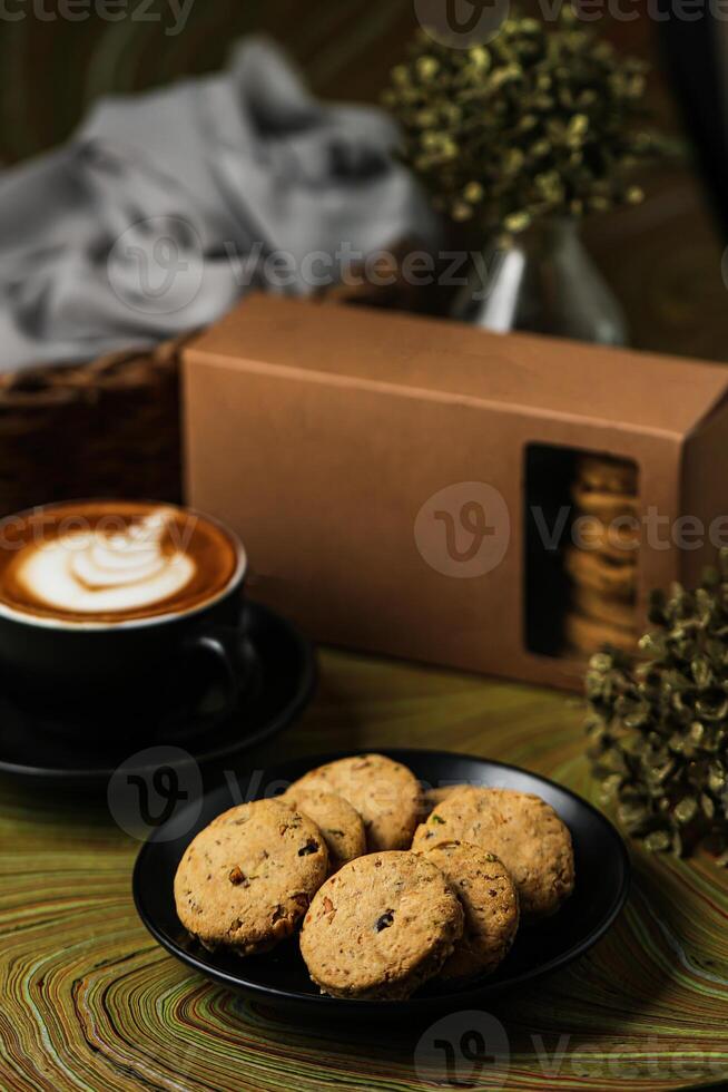 knapperig koekjes biscuits geserveerd in bord met koekje doos, koffie latte kunst geïsoleerd Aan tafel kant visie van Amerikaans cafe gebakken voedsel foto