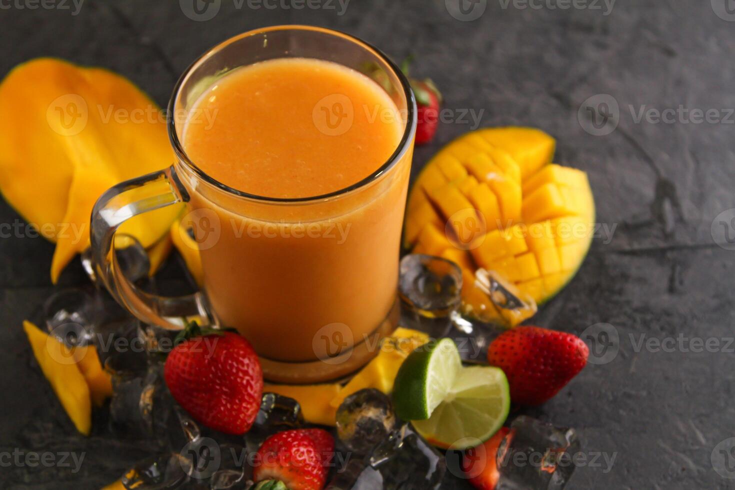 vers mango sap met aardbei en citroen geserveerd in beschikbaar glas geïsoleerd Aan tafel kant visie van gezond ochtend- sap drinken foto