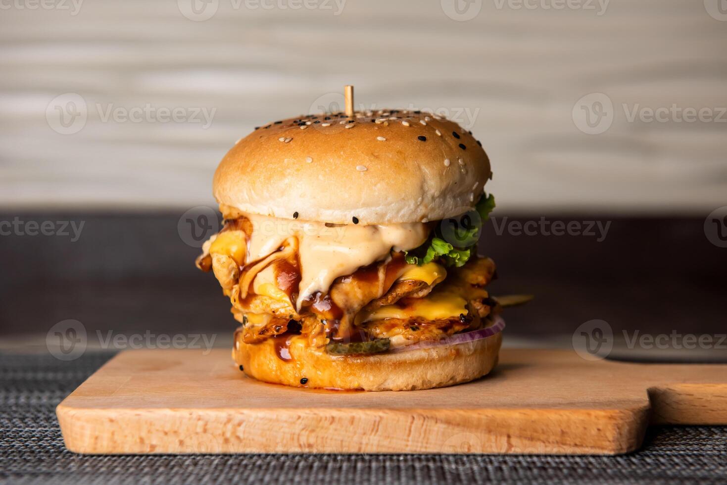 kip gesmolten kaas hamburger geïsoleerd Aan houten bord top visie van Fast food foto