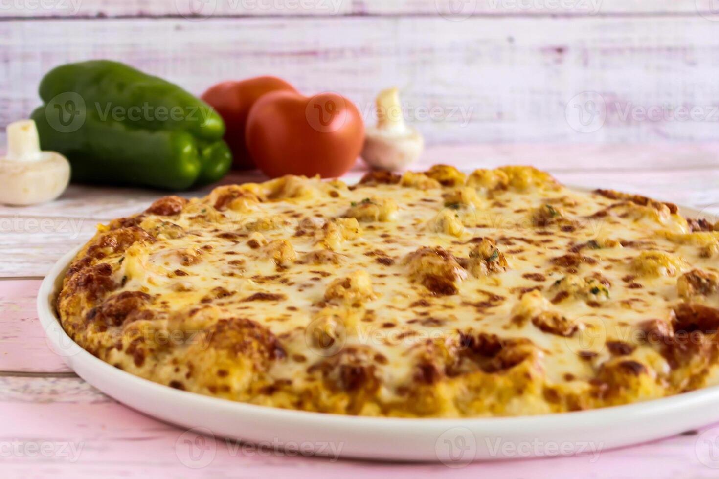 Mozzarella pizza topping met paprika, paddestoel, tomaat en olijven geserveerd in schotel geïsoleerd Aan tafel kant visie van Arabisch Fast food foto