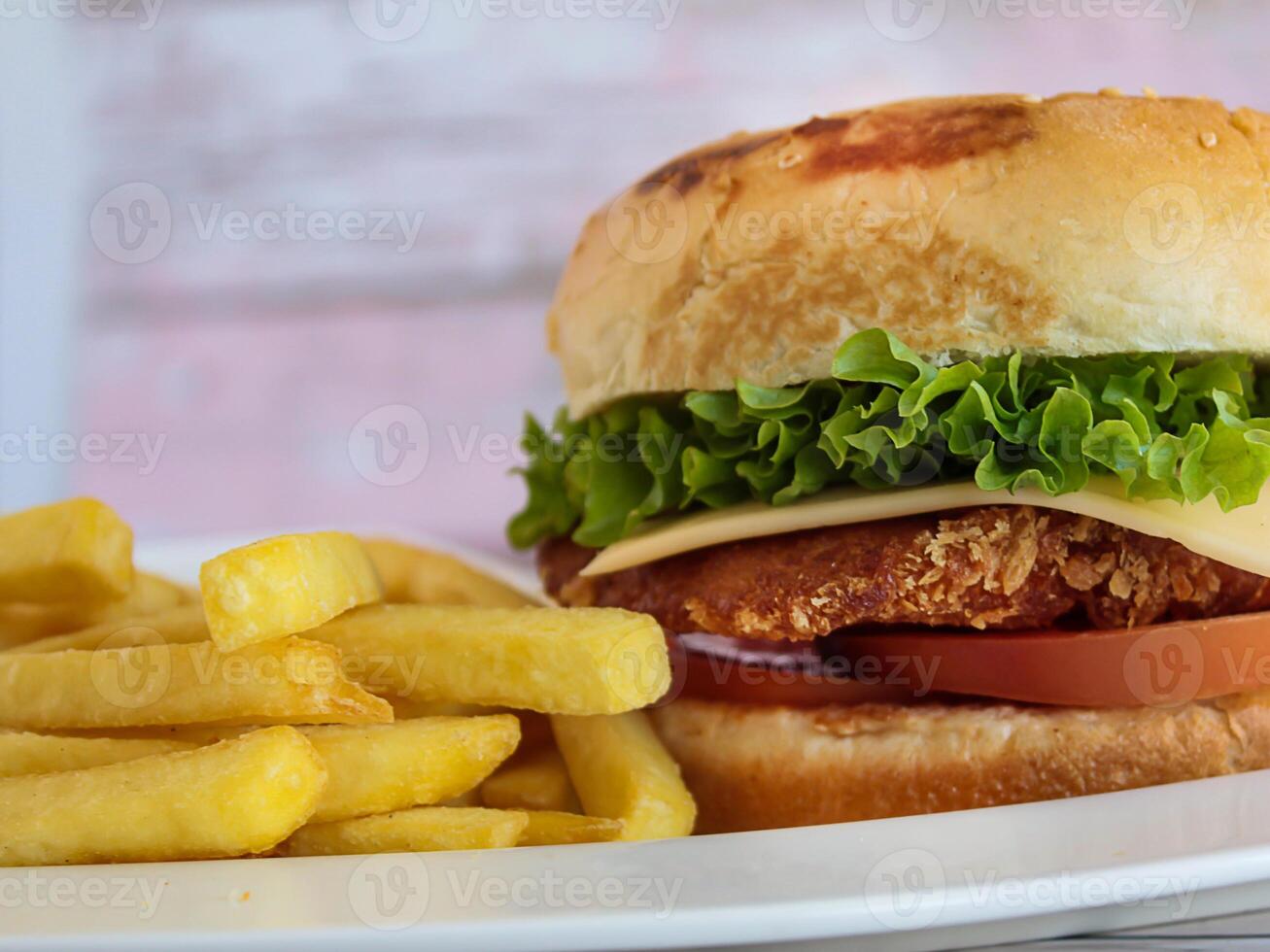 kip filet belegd broodje geserveerd in schotel geïsoleerd Aan tafel detailopname kant visie van Fast food foto