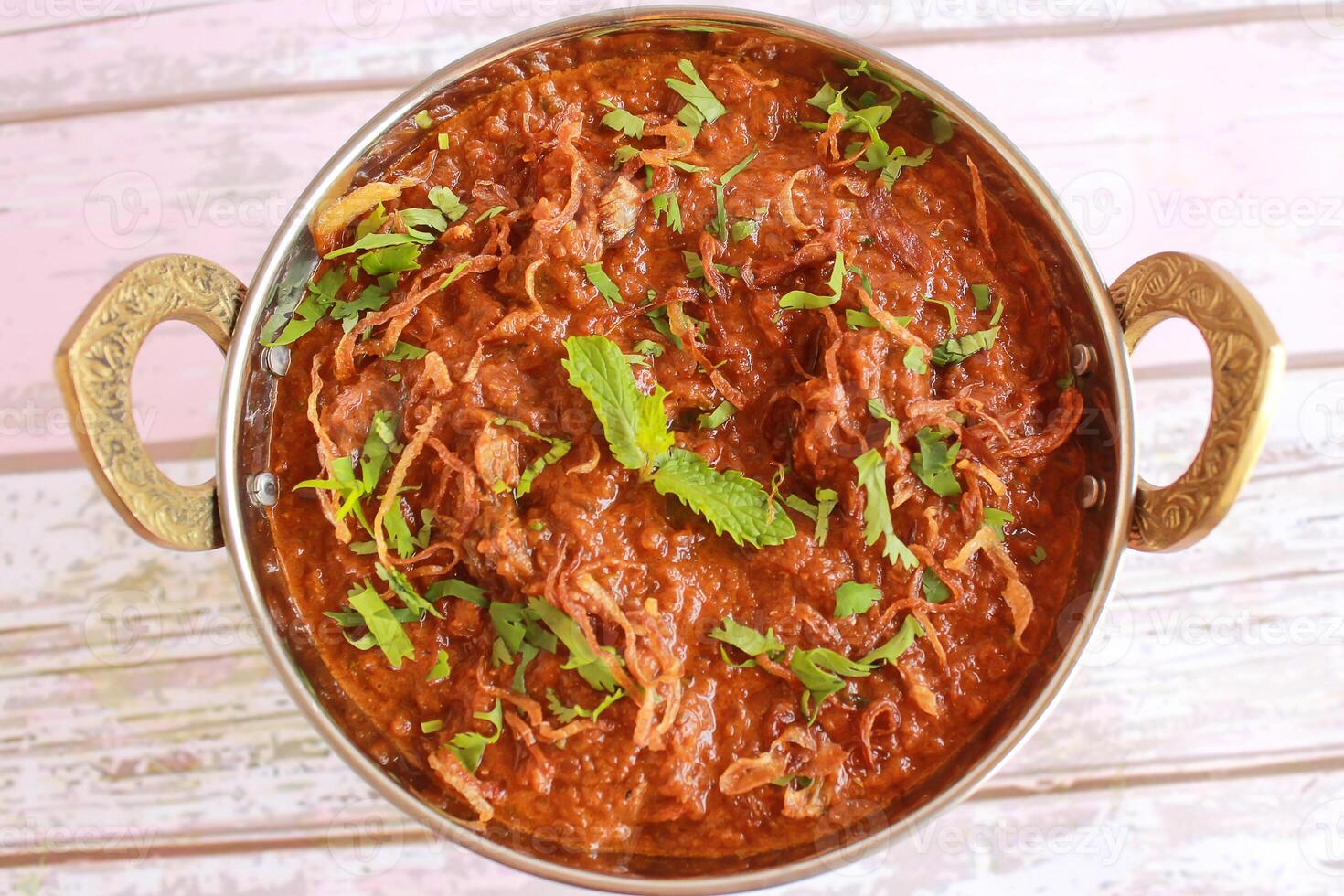 speciaal kip masala jus met gebakken ui geserveerd in karahi geïsoleerd Aan tafel detailopname top visie van Indisch specerijen voedsel foto
