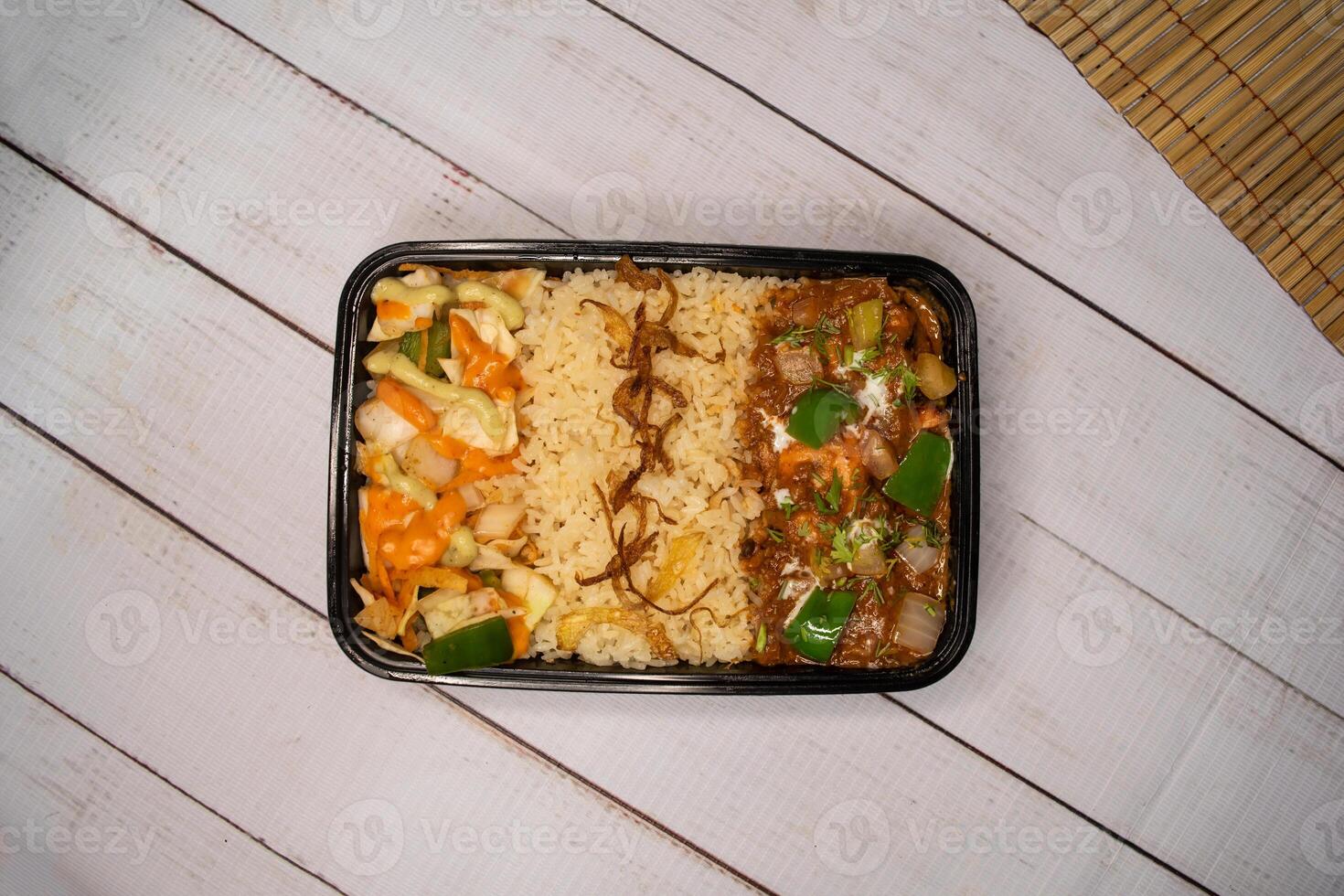 kip tikka masala met Pulao biryani rijst- met komkommer, dip saus en citroen plak geserveerd in schotel geïsoleerd Aan houten tafel top visie van bangladesh en Indisch pittig voedsel foto