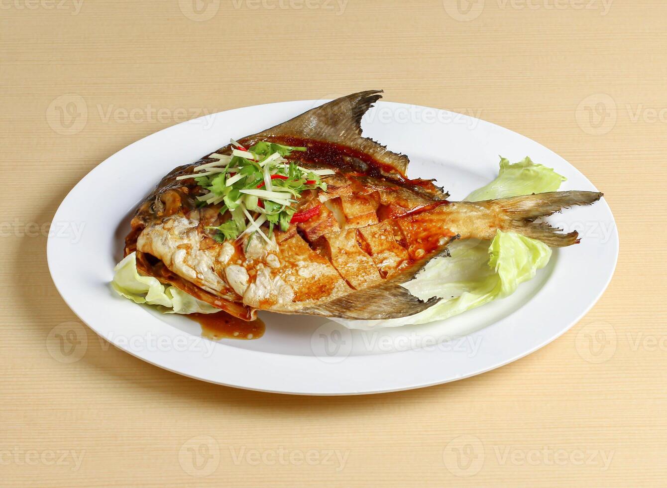 teochew gebakken pomfret vis geserveerd in schotel geïsoleerd Aan achtergrond top visie Singapore voedsel foto