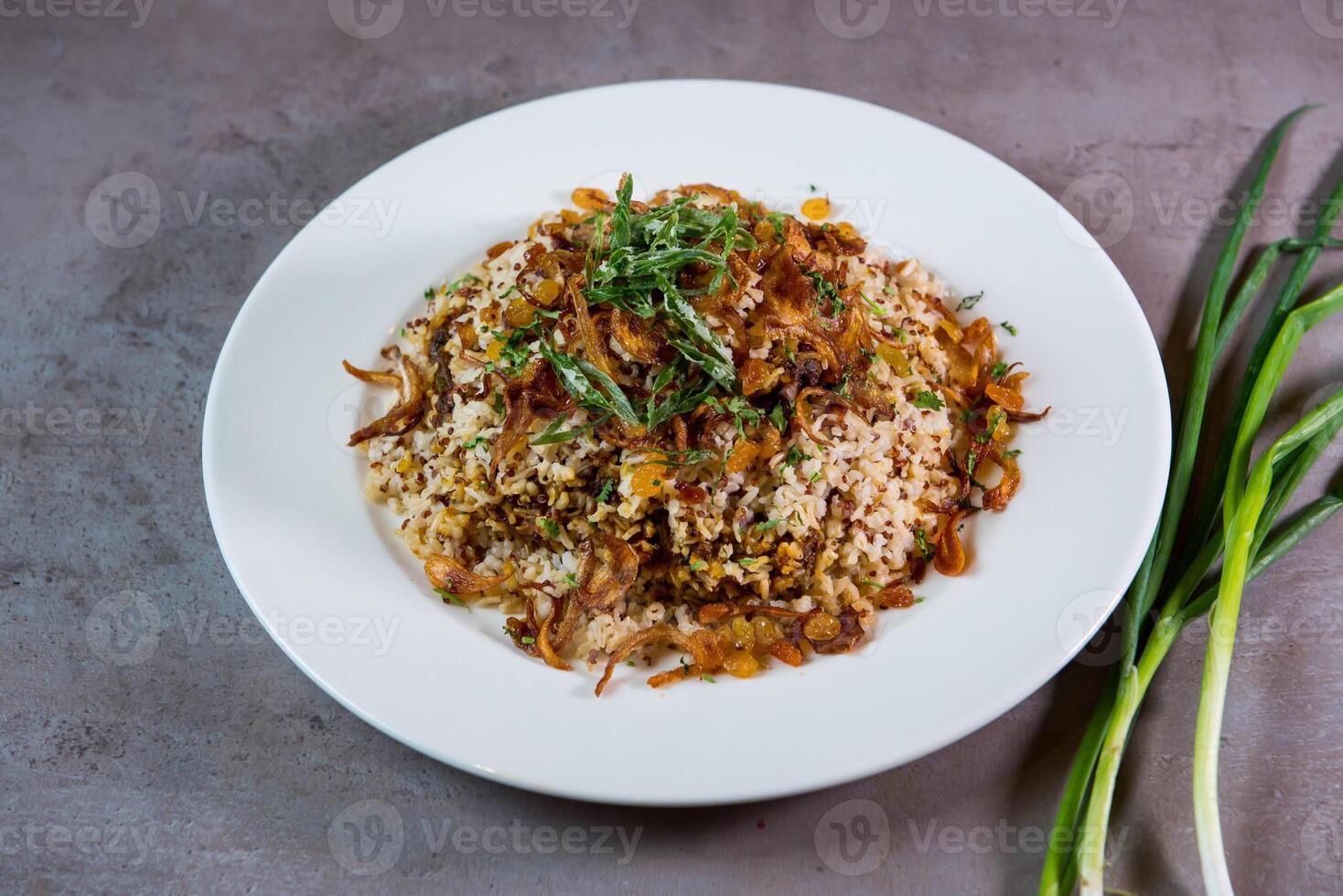bruin rijst- schapenvlees biryani met quino geserveerd in schotel geïsoleerd Aan grijs achtergrond top visie van Bahrein voedsel foto