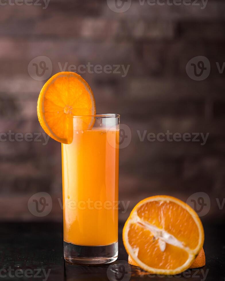 vers oranje sap met rauw oranje plak geserveerd in glas geïsoleerd Aan houten tafel kant visie van Arabisch ochtend- drinken foto