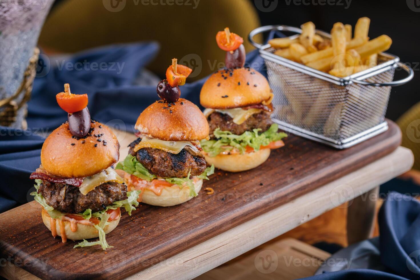 rundvlees schuif of mini belegd broodje geserveerd Aan houten met Frans Patat emmer bord geïsoleerd Aan tafel top visie van Arabisch Fast food foto