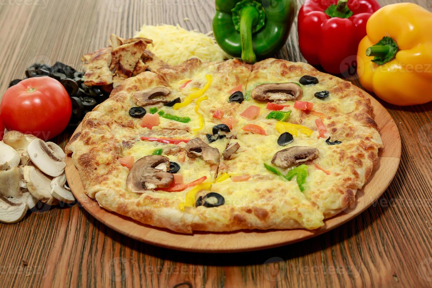 kip en paddestoel taart pizza met klok peper, zwart olijf, tomaat en kaas geserveerd in houten bord geïsoleerd Aan tafel kant visie van Arabisch voedsel foto