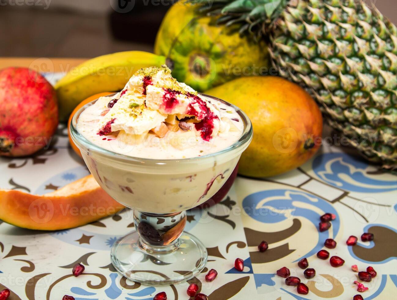 Libanon cocktail met room, fruit geserveerd in glas geïsoleerd Aan tafel top visie van Arabisch voedsel foto