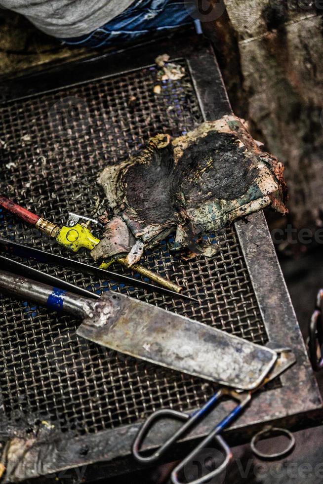 set van verschillende tools voor glasblazen op een tafel. foto