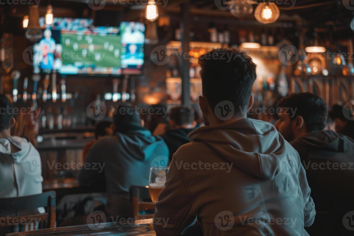 ai gegenereerd sport- fans aan het kijken Amerikaans voetbal spel Bij bar foto