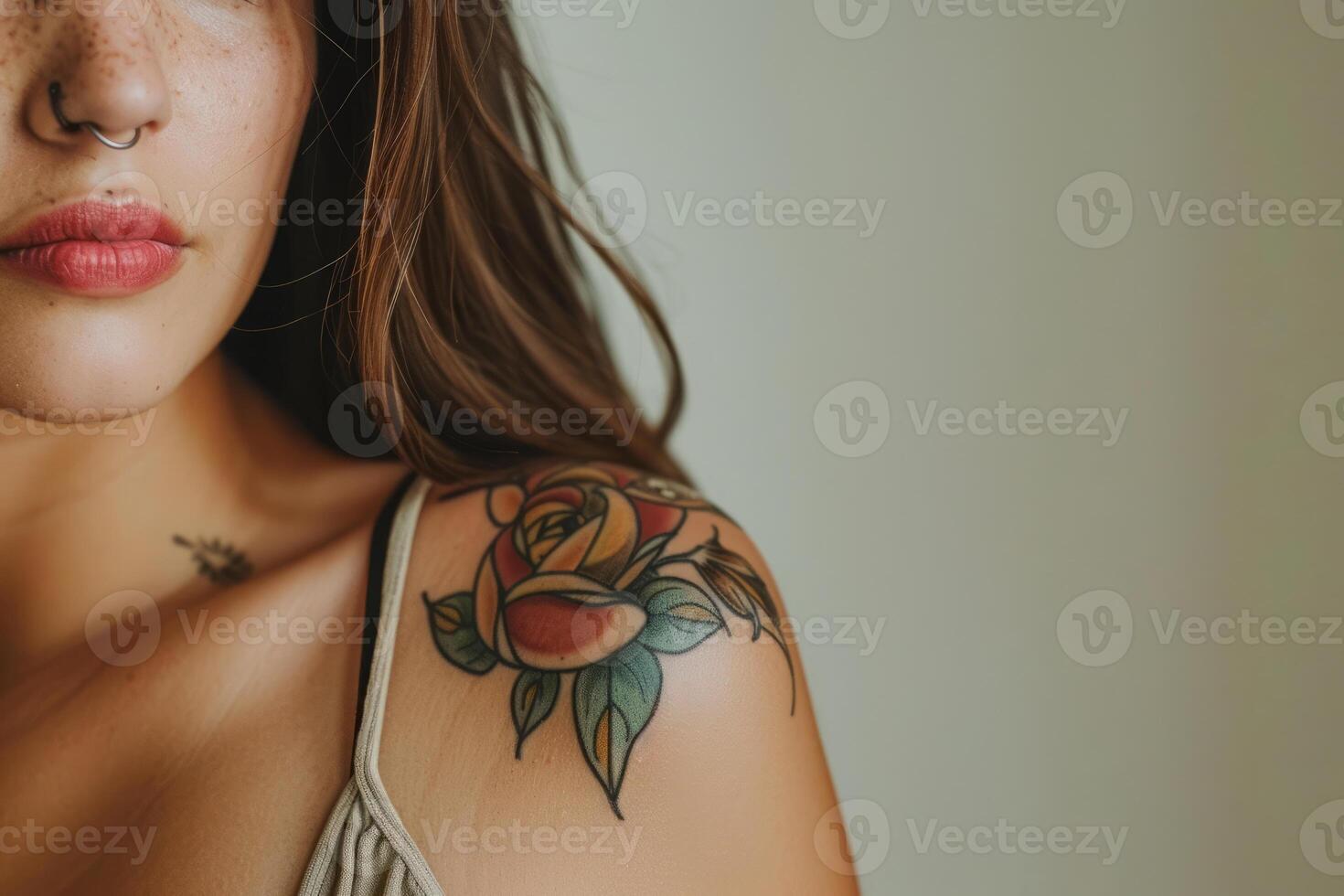 ai gegenereerd vrouw met tatoeëren Aan haar lichaam foto