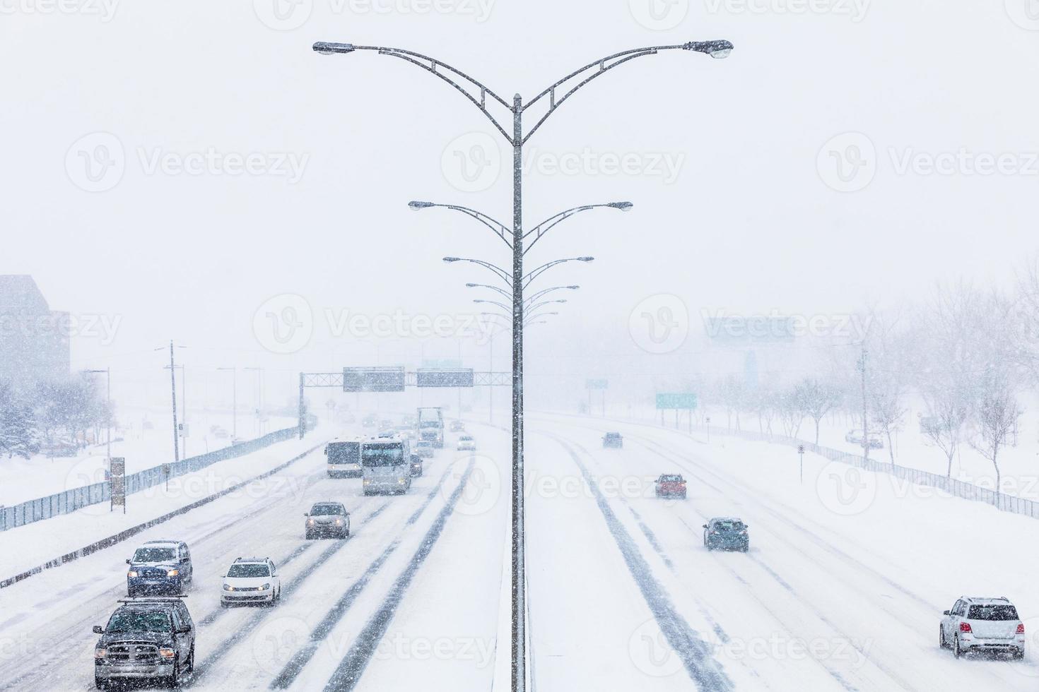 symmetrische foto van de snelweg tijdens een sneeuwstorm