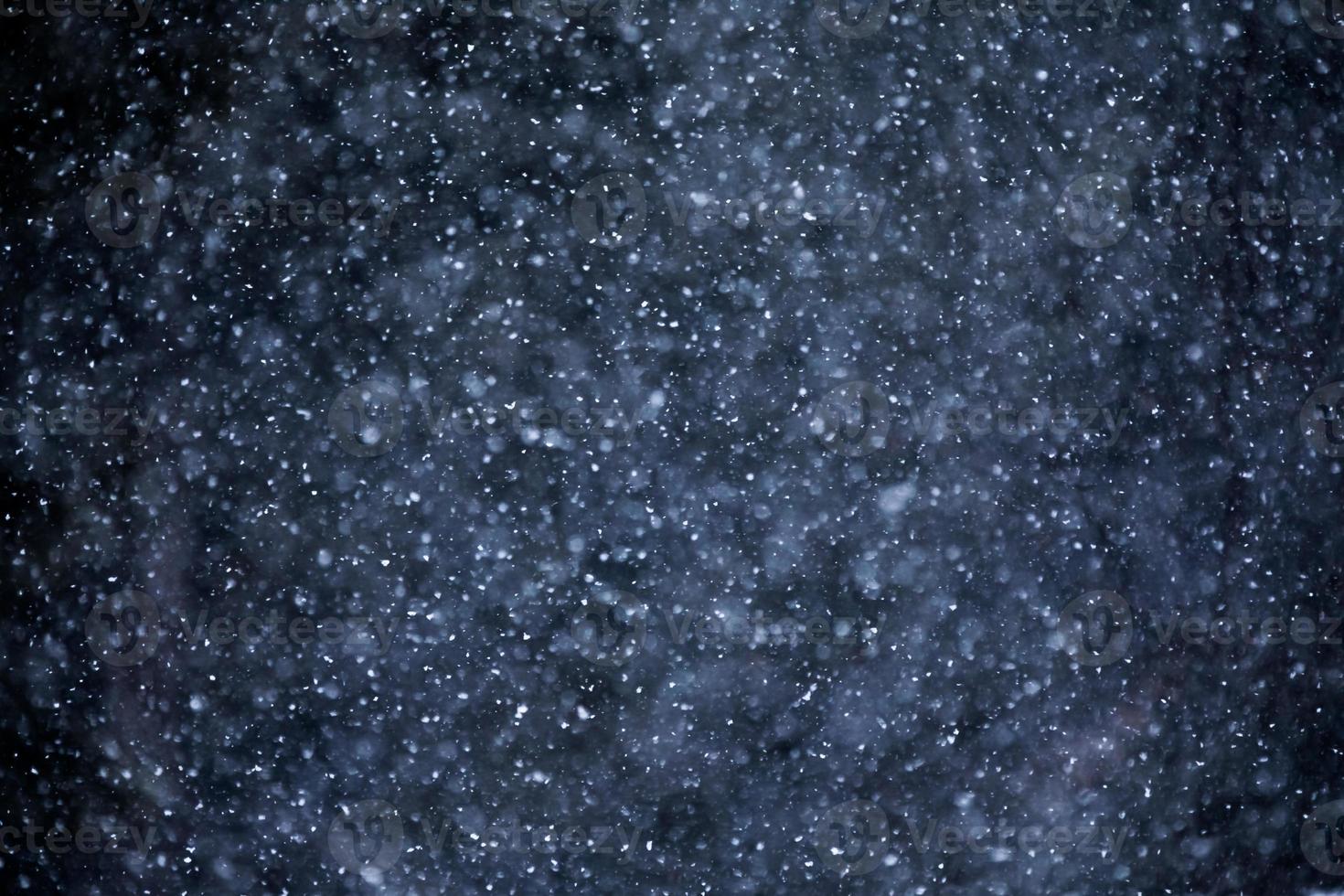 effectfilter van zware sneeuwstormtextuur die op zwarte achtergrond wordt geïsoleerd foto