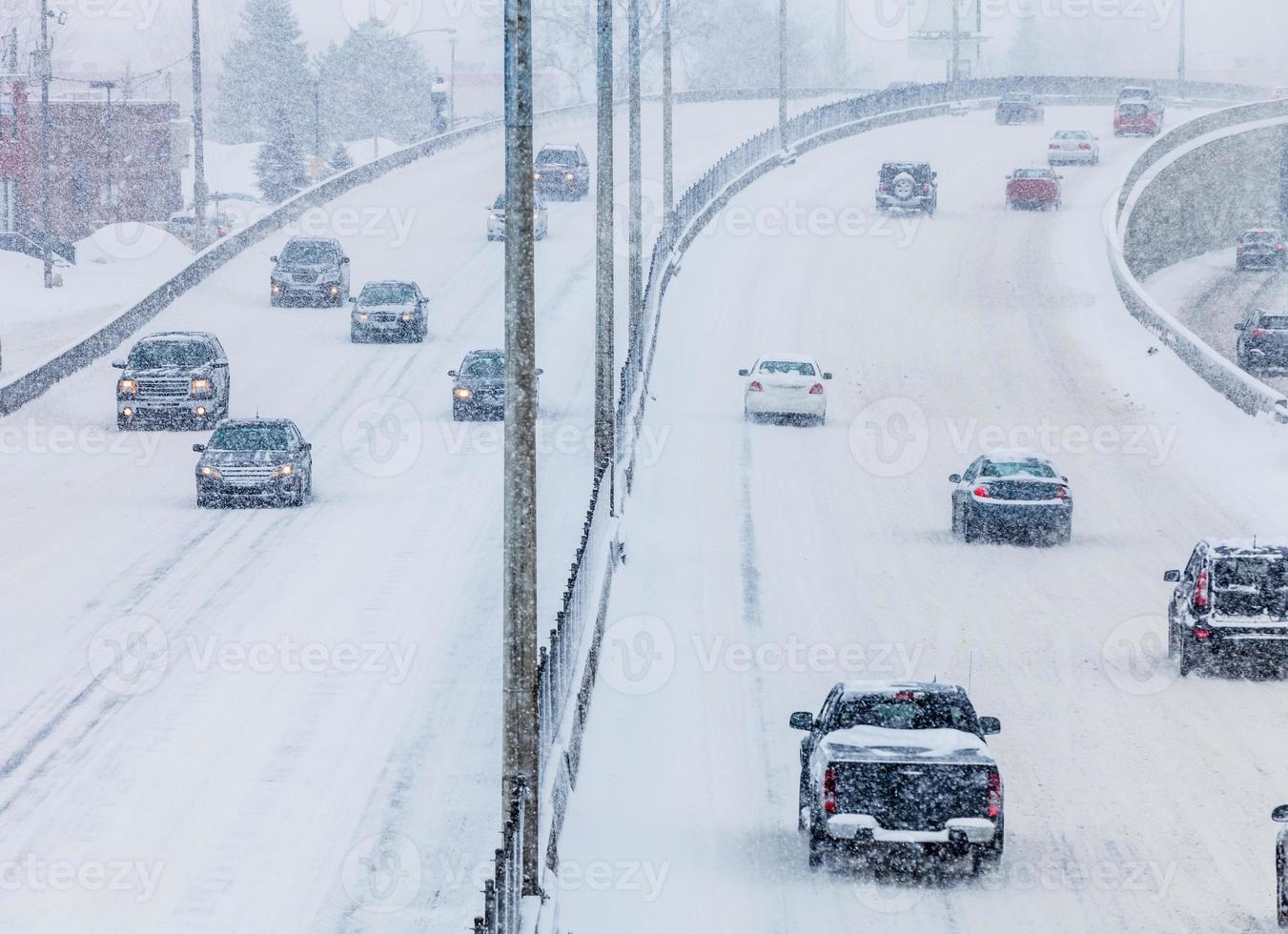 sneeuwstorm op de weg foto