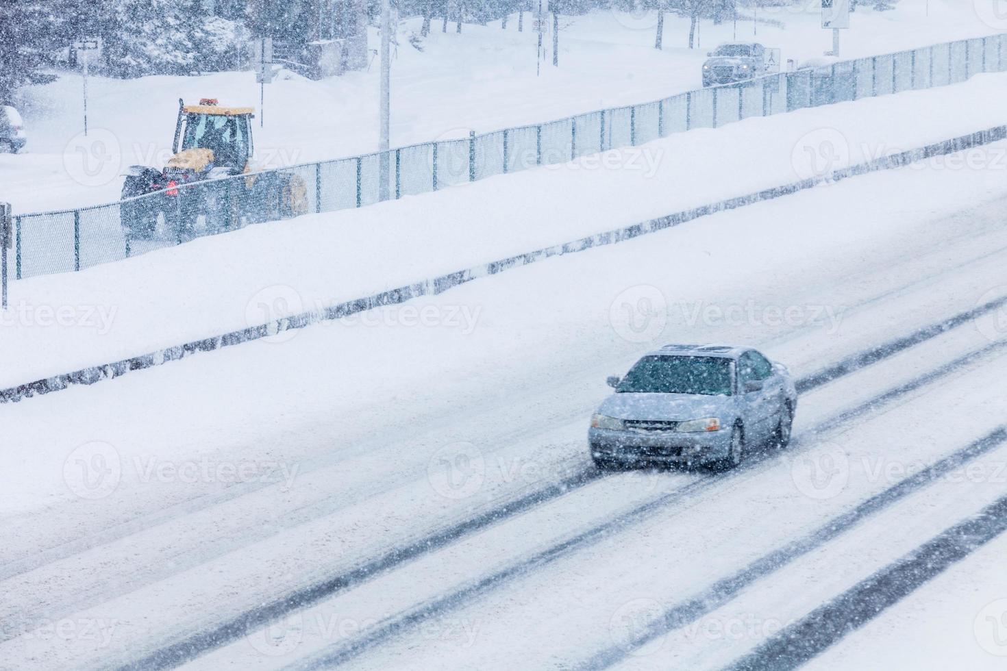 sneeuwstorm op de weg foto