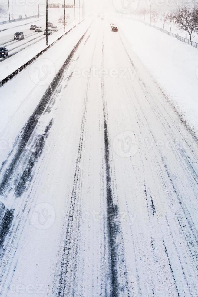 verontrustend zonsonderganglicht en sneeuwstorm op snelweg foto