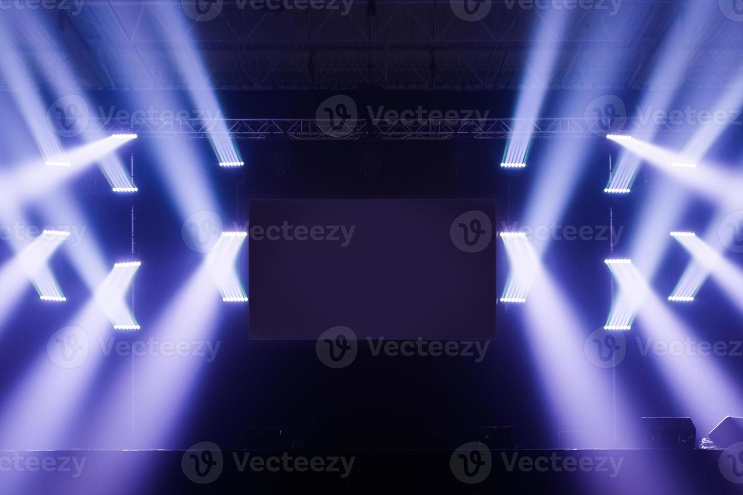 spotlichten podium met leeg scherm in het midden foto