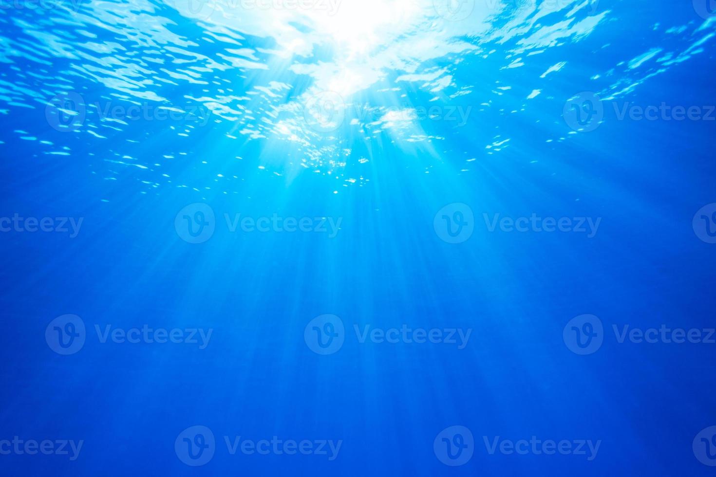 echte lichtstraal van onderwater foto