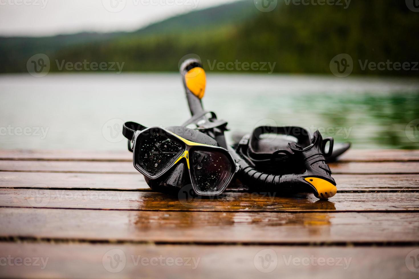 snorkelmasker en tuba op dok foto