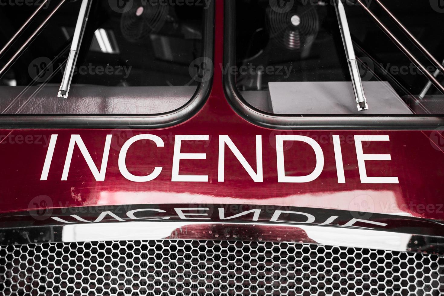 rode brandweerwagen details van de voorkant met tekst foto