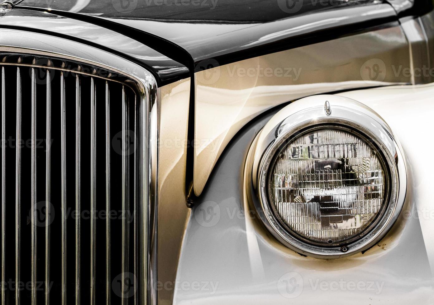 glanzende antieke limousine close-up van de voorkant foto