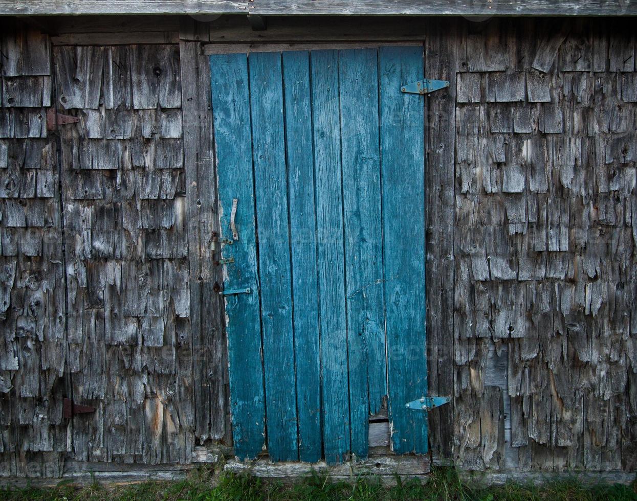 blauwe deur en houten planken foto