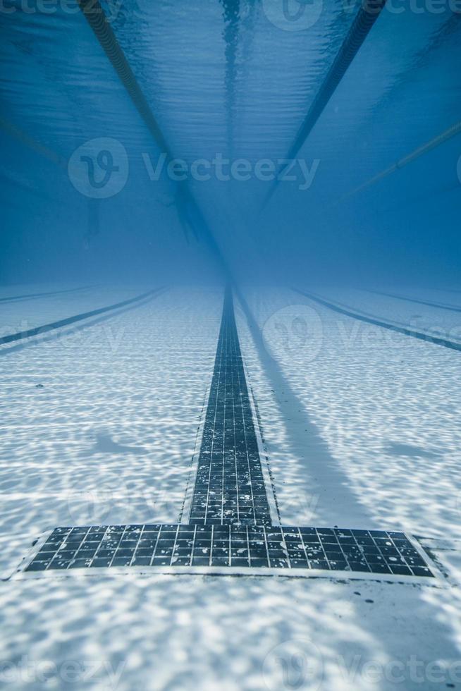 zwarte lijn begint en gang van een olympisch zwembad foto