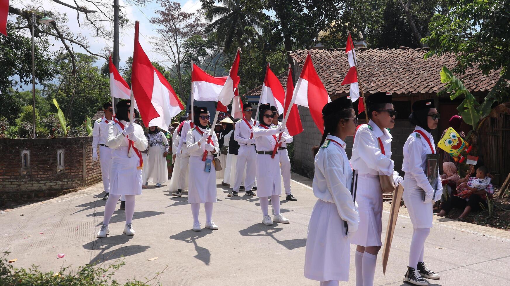 ambarawa, augustus 17e 2023. Indonesisch studenten brengen rood wit vlaggen in ceremonie vieren onafhankelijkheid dag. foto