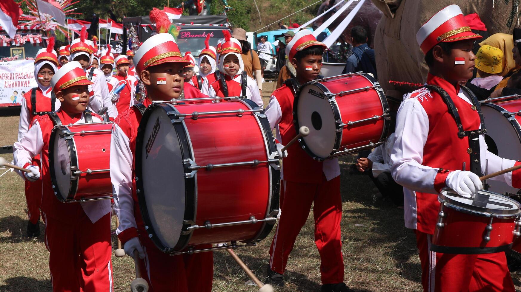 drummers in rood en wit uniformen maart in de Indonesisch onafhankelijkheid dag optocht foto