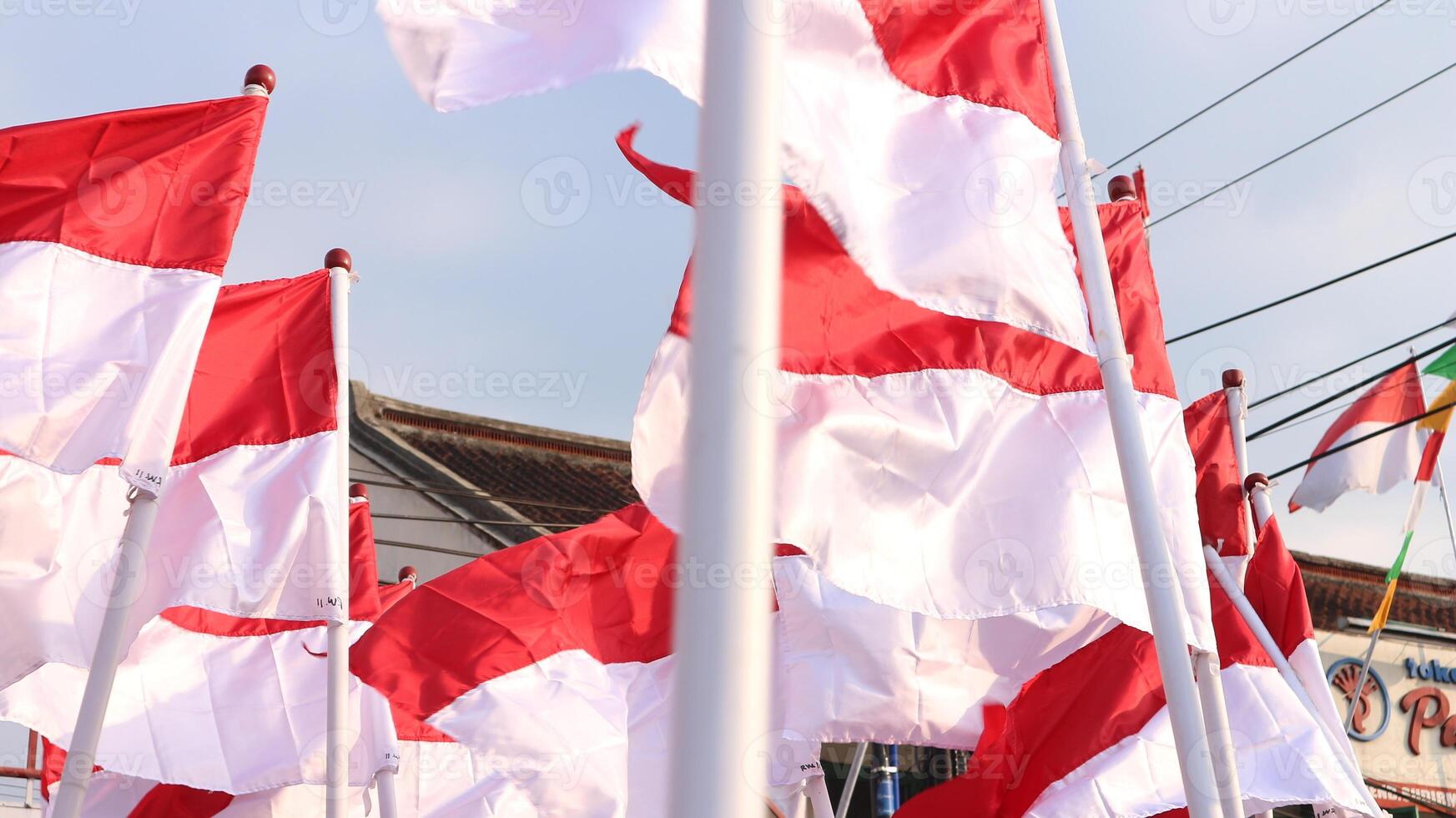 Indonesië vlaggen onder blauw lucht onafhankelijkheid dag concept foto