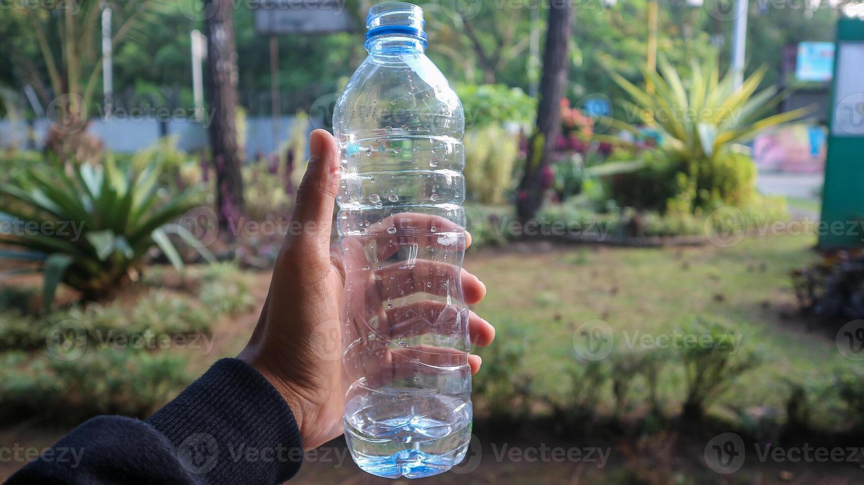 vrouw handen Holding leeg plastic flessen- detailopname foto