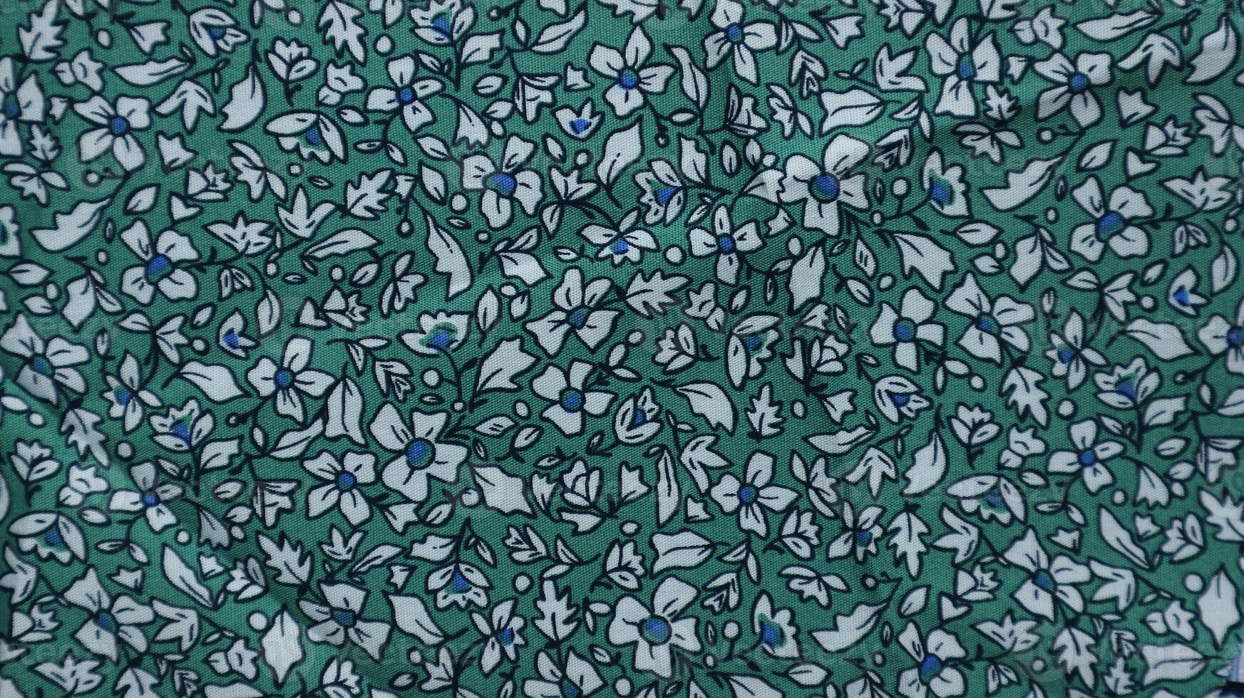 fragment van kleurrijk retro tapijttextielpatroon met bloemenornament nuttig als achtergrond foto
