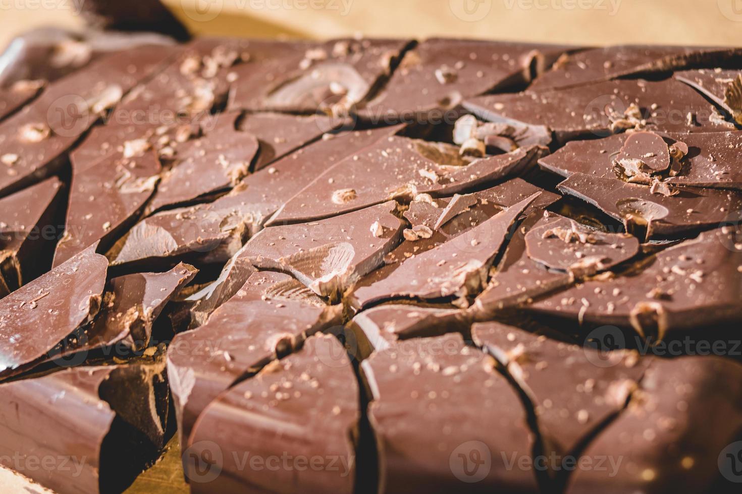 groot blok chocolade in stukjes gebroken foto