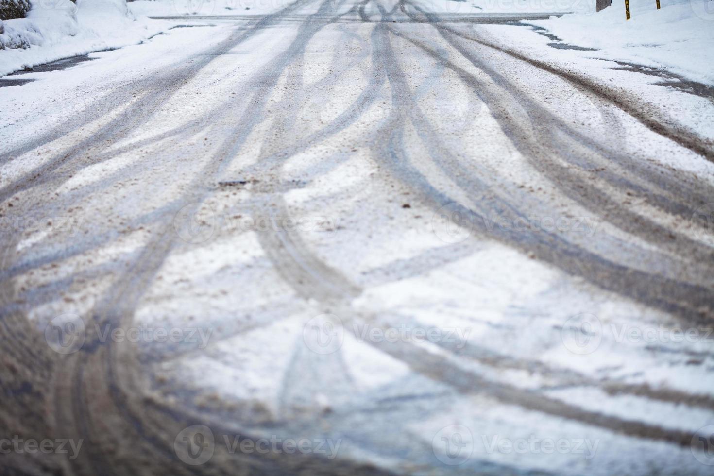 besneeuwde weg, de sporen van wielen foto