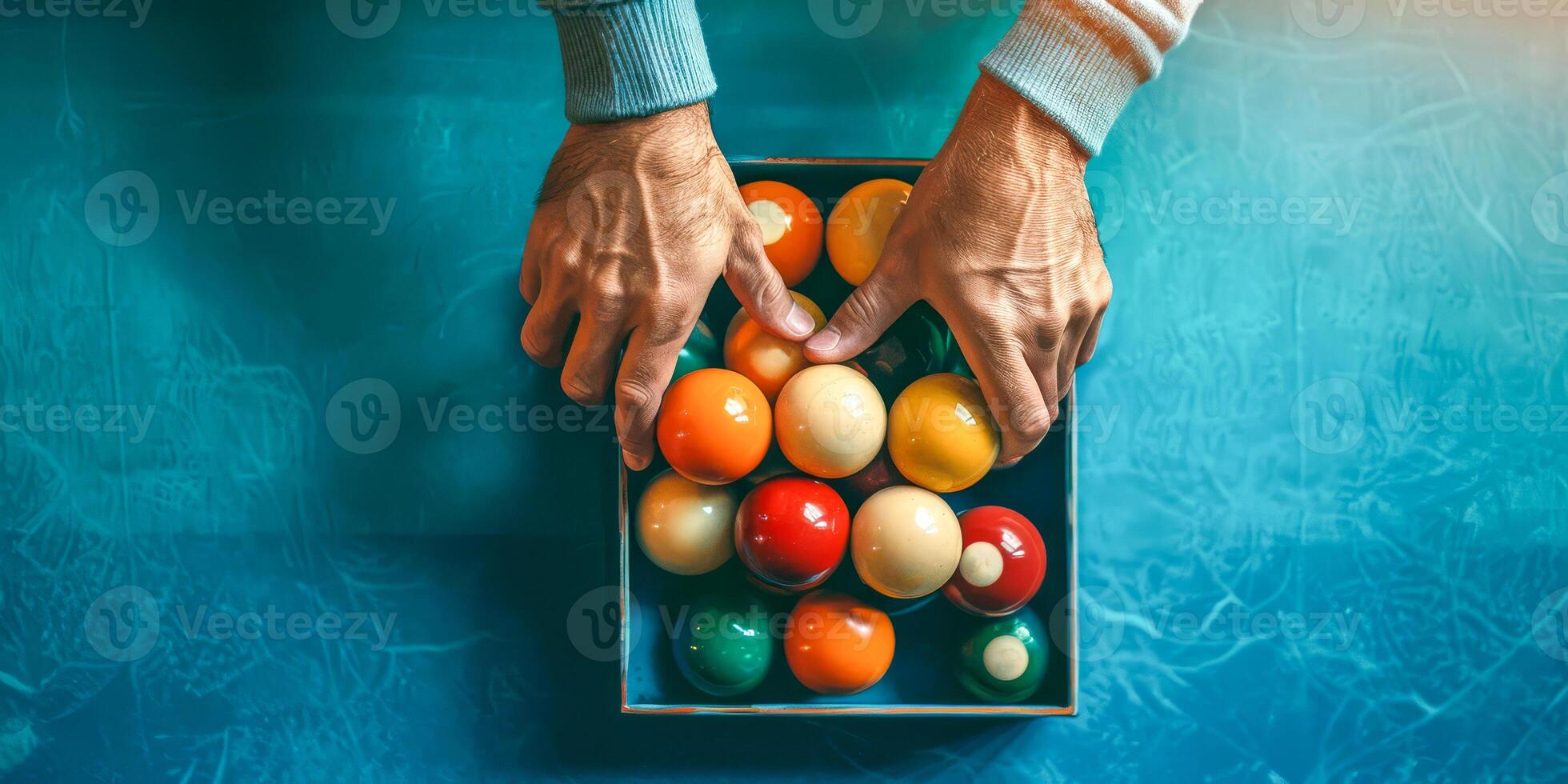 strategisch handen regelen van kleurrijk biljart ballen Aan een zwembad tafel foto