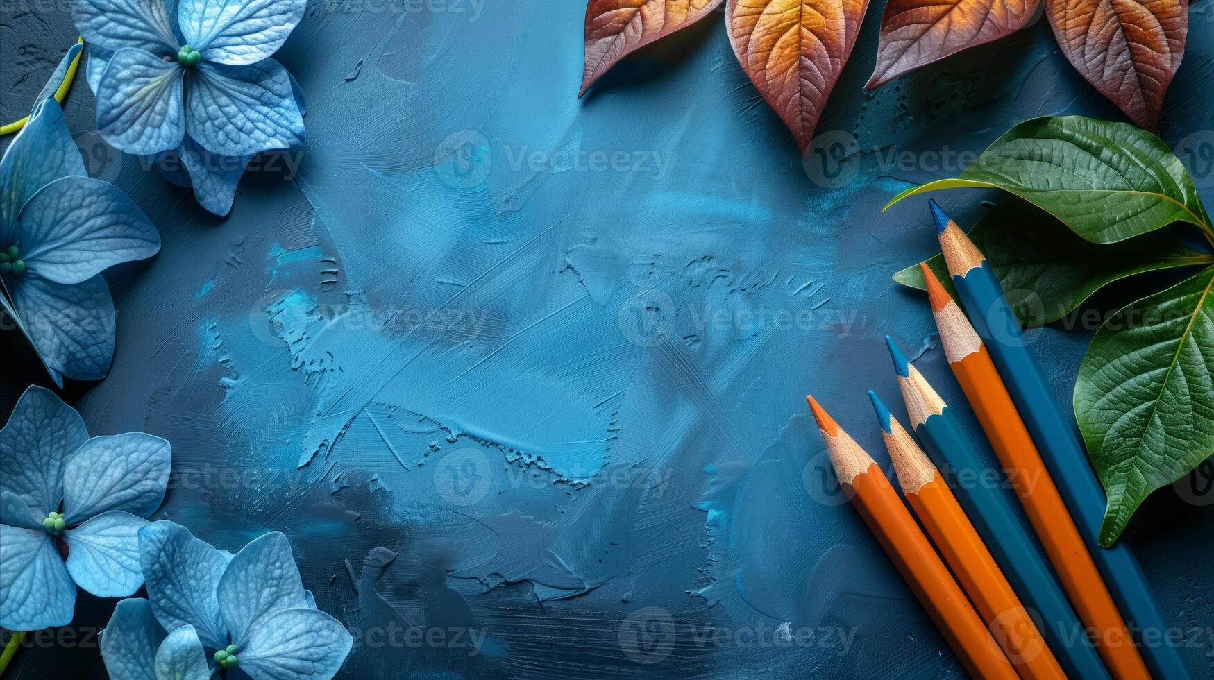 artistiek arrangement met gekleurde potloden en hortensia bloemen Aan een blauw achtergrond foto