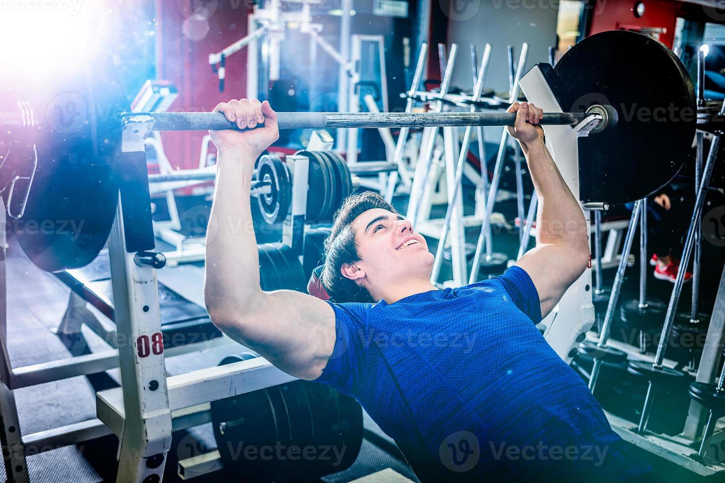 man op barbell op schuine bank te drukken. foto