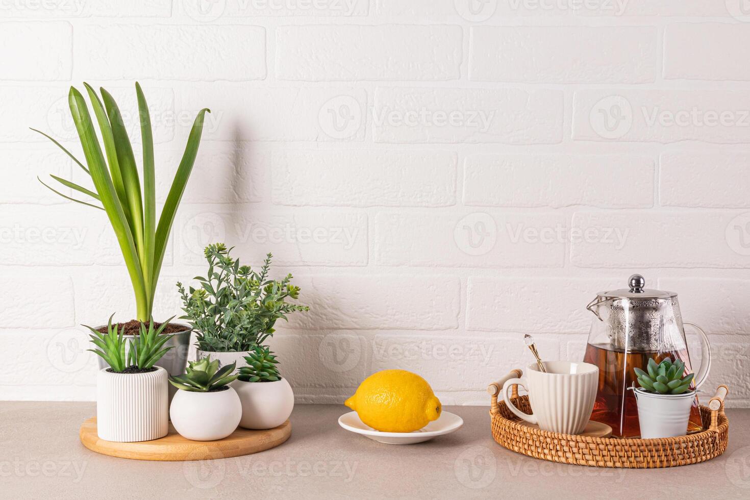 thee ceremonie items reeks Aan keuken steen aanrecht met ingemaakt planten wit steen muur. een kopiëren ruimte. keuken achtergrond. foto